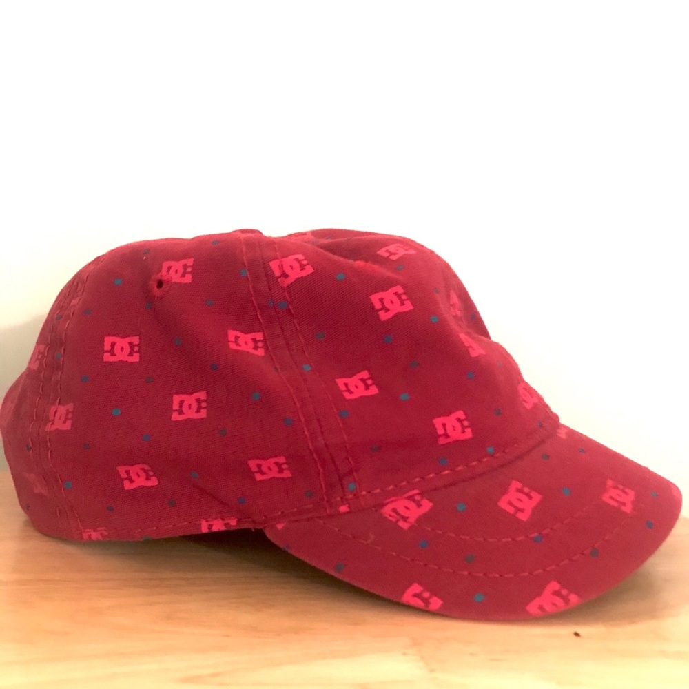 DC short beak snap back cap